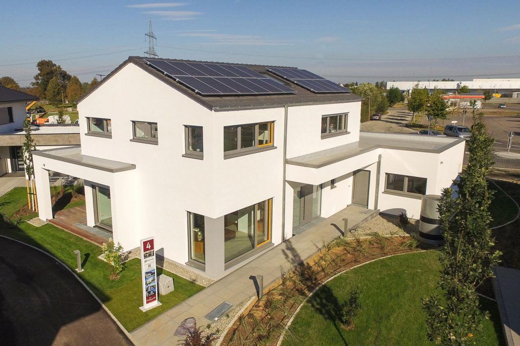Das Musterhaus Vitalis in Günzburg ist ein Vorreiter in Sachen Energieeffizienz und Haustechnik. Modernste Smart Home Systeme sorgen für maximalen Komfort. Der Innenbereich ist hell und offen gestaltet.