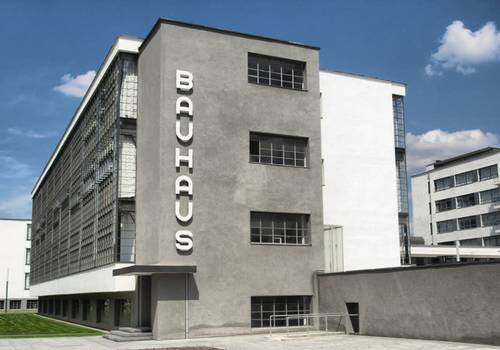 Bauhaus mit grauer Beton-Front